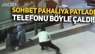 İki arkadaş sohbet ederken telefonu çaldırdı: O anlar kameraya böyle yansıdı
