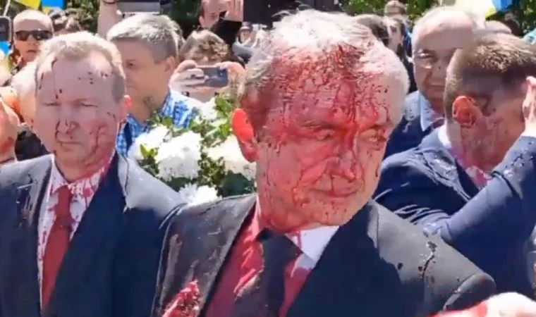 Polonya'da Rusya'nın büyükelçisine kırmızı boyalı saldırı