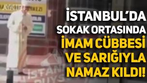 İstanbul'da imam cübbesi ve sarığı giyen bir kişi sokak ortasında namaz kıldı