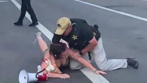 Konvoy geçerken Joe Biden'ı protesto eden kişiye polis böyle müdahale etti