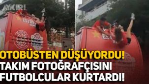 Tanıtım turunda üstü açık otobüsten düşmek üzere olan takım fotoğrafçısını futbolcular kurtardı,
