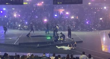 Hong Kong'un ünlü müzik grubu Mirror'ın konseri sırasında dansçıların üzerin dev ekran düştü