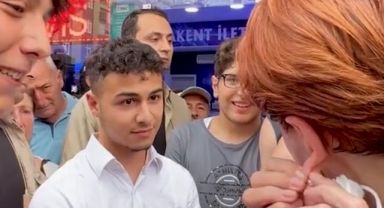 Meral Akşener konuştuğu gence küpelerini hediye etti: 
