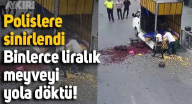 Polislere sinirlenen seyyar satıcı, aracındaki meyveleri yola döktü