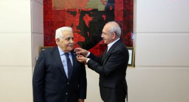 AKP'li eski vekil Naci Aslan CHP'ye geçti, rozetini Kemal Kılıçdaroğlu taktı
