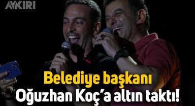 Belediye başkanı, yeni evlenen Oğuzhan Koç'a sahnede çeyrek altın taktı