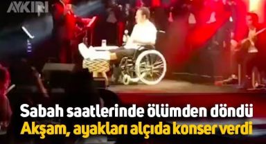 Sabah kaza geçirip araçta sıkışan Tatlıses, ayakları alçılı bir şekilde sahne aldı