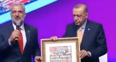Erdoğan'a, partisinin İstanbul İl Başkanı tarafından kurgu gazete hediye edildi