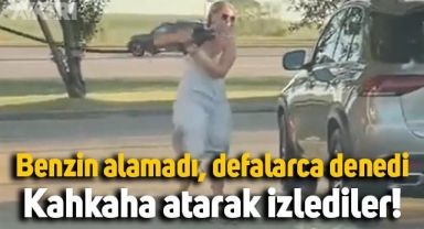 Arabasına benzin almaya çalışan kadını kahkaha atarak izlediler