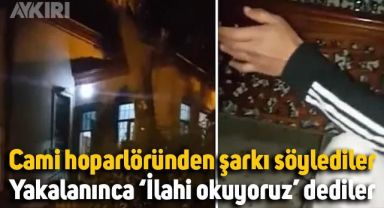 Cami hoparlöründen 'Isabelle' şarkısını söyleyen gençler, kendilerini 