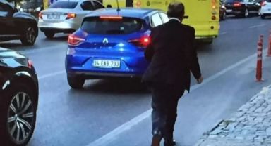 Dursun Özbek trafiğe takıldı, maça yürüyerek gitti