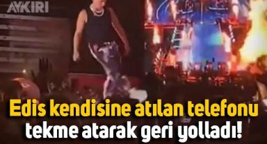 Edis, konser sırasında kendisine atılan telefonu tekmeyle geri atarak akıma son verdi.