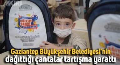 Gaziantep Büyükşehir Belediyesi'nin ilk, orta ve lise öğrencileri için dağıttığı çantalar sosyal medyada tartışma konusu oldu