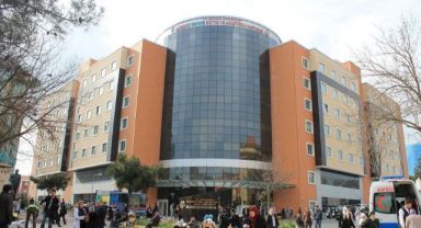 İstanbul'da hastane önünde silahlı saldırı, ölü ve yaralılar var