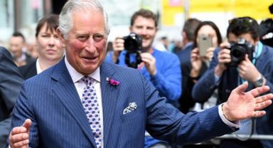 Kral 3. Charles, Cardiff'de bir vatandaş tarafından protesto edildi