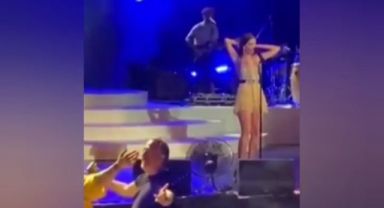 Melike Şahin'in konserinde Cem Yılmaz ve Uraz Kaygılaroğlu sahne önünde karşılıklı böyle oynadı