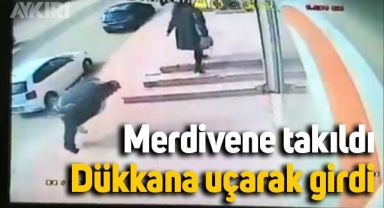 Merdivene takıldı, dükkana uçarak girdi: O anları izleyenler kahkahaya boğuldu