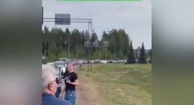 Putin'in seferberlik kararı sonrası yüzlerce araç Gürcistan sınırında kuyruk oluşturdu