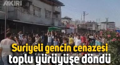Toplu yürüyüşün yapıldığı suriyelinin cenazesi sınırdan geçirilip İdlib'e gönderildi