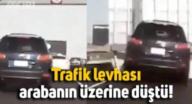 Trafik levhası, seyir halindeki arabanın üzerine düştü