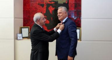 AKP kurucu üyesi CHP'ye katıldı, rozetini Kemal Kılıçdaroğlu taktı