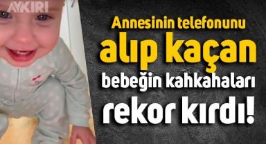 Annesinin telefonunu alıp kaçan bebeğin kahkahaları rekor kırdı