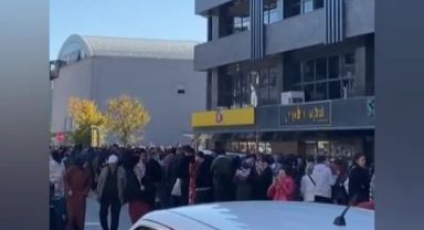 Bursa'daki bir mağazada indirim izdihamı: 