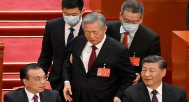 Çin'in eski devlet başkanı Hu Jintao salondan zorla çıkarıldı