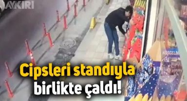 Cipsleri standıyla birlikte çalan hırsızın görüntüleri