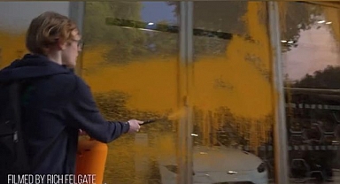 İklim aktivistleri bu sefer Aston Martin'i hedef aldı: 