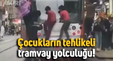 İstanbul Sirkeci'de çocukların tehlikeli tramvay yolculuğu