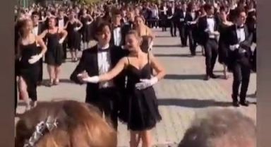 İzmir Atatürk Lisesi öğrencilerinden 'Cumhuriyet Balosu'