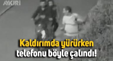 Kaldırımda yürürken telefonu çalındı, arkalarından bakakaldı