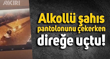 Koşarken demir bariyere takılıp düşen alkollü gencin görüntüleri sosyal medyada gündem oldu