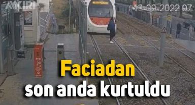 Kulaklıkla müzik dinlerken tramvay yolundan geçen genç kız son anda kurtuldu