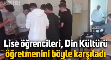 Lise öğrencileri, Din Kültürü öğretmenini sınıfta böyle karşıladı
