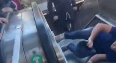 Maça giden taraftarın yürüyen merdivenle mücadelesi kameralara böyle yansıdı