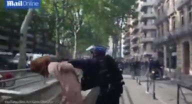 Paris'te bir protestoya katılan eylemci, polis tarafından sert müdahaleye uğradı