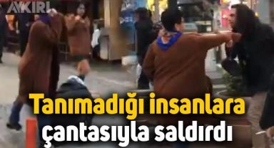 Sokak ortasında tanımadığı insanlara çantasıyla saldırdı