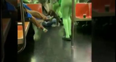 Yeşil kostüm giyen bir grup kadın, metrodaki genç kızın çantasını çaldı