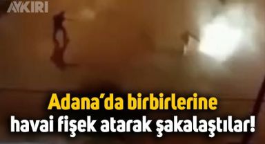 Adana'da gençler, birbirlerine havai fişek atarak şakalaştı