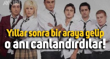 Arka Sıradakiler dizisinin oyuncuları yıllar sonra aynı yürüyüşü canlandırdı