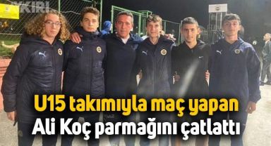 Ayağını çatlatan Ali Koç, koruyucu ayakkabıyla etkinliğe katıldı