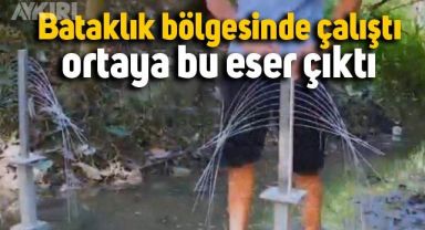 Bataklık bölgesinde çalışıp köprü yapan adam