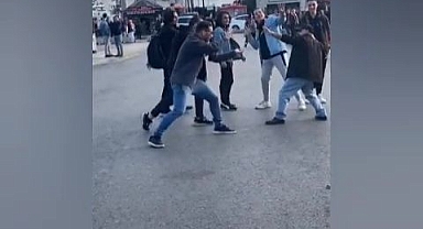 Dombra'nın Erdoğanlı versiyonu çalmasıyla toplanan vatandaşlar dans etmeye başladı