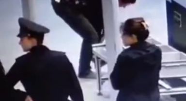 Güvenlik önlemlerinden geçen bir yolcu x-ray cihazına isyan etti: 
