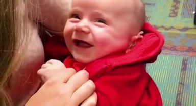 İşitme engelli bir bebeğin anne ve babasını duyduğu ilk an böyle tepki verdi