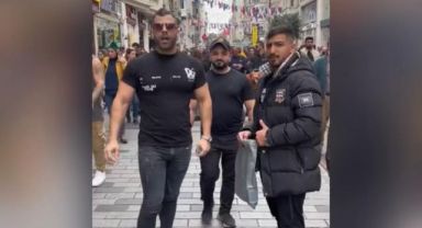 İstiklal caddesinde elindeki poşet ile video çeken yabancı uyruklu şahıs, tepkiye neden oldu