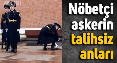 Moskova'da nöbet değişimi yapan askerin talihsiz anları