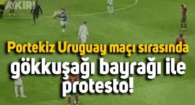 Portekiz - Uruguay maçında gökkuşağı bayraklı protesto